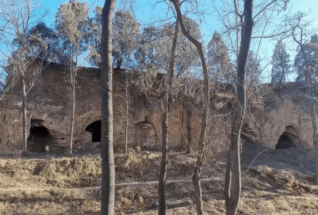 穿过李贺故里三乡镇,沿着连昌河的方向直上,过夹沟,杨坡桥,在洛渑公路