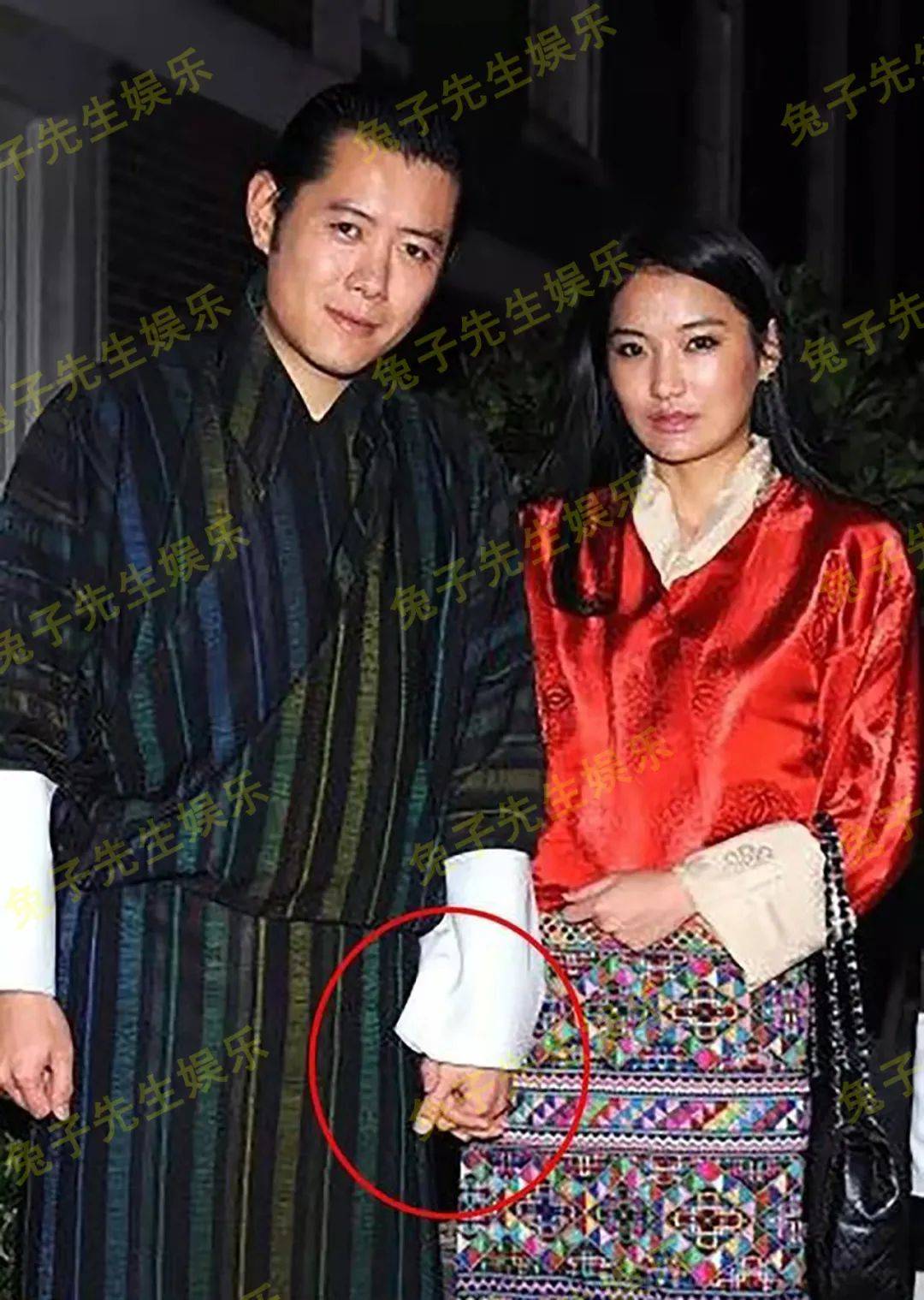 40岁不丹国王真可爱,用手指在30岁王后衣袖上画圈圈,爱得很纯真
