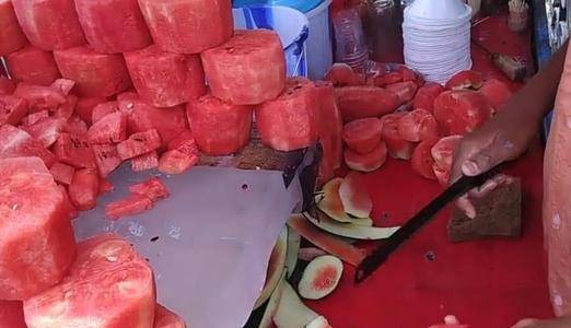 印度人怎么吃西瓜的？街头小伙的“卖瓜神技”，游客：：不敢喝