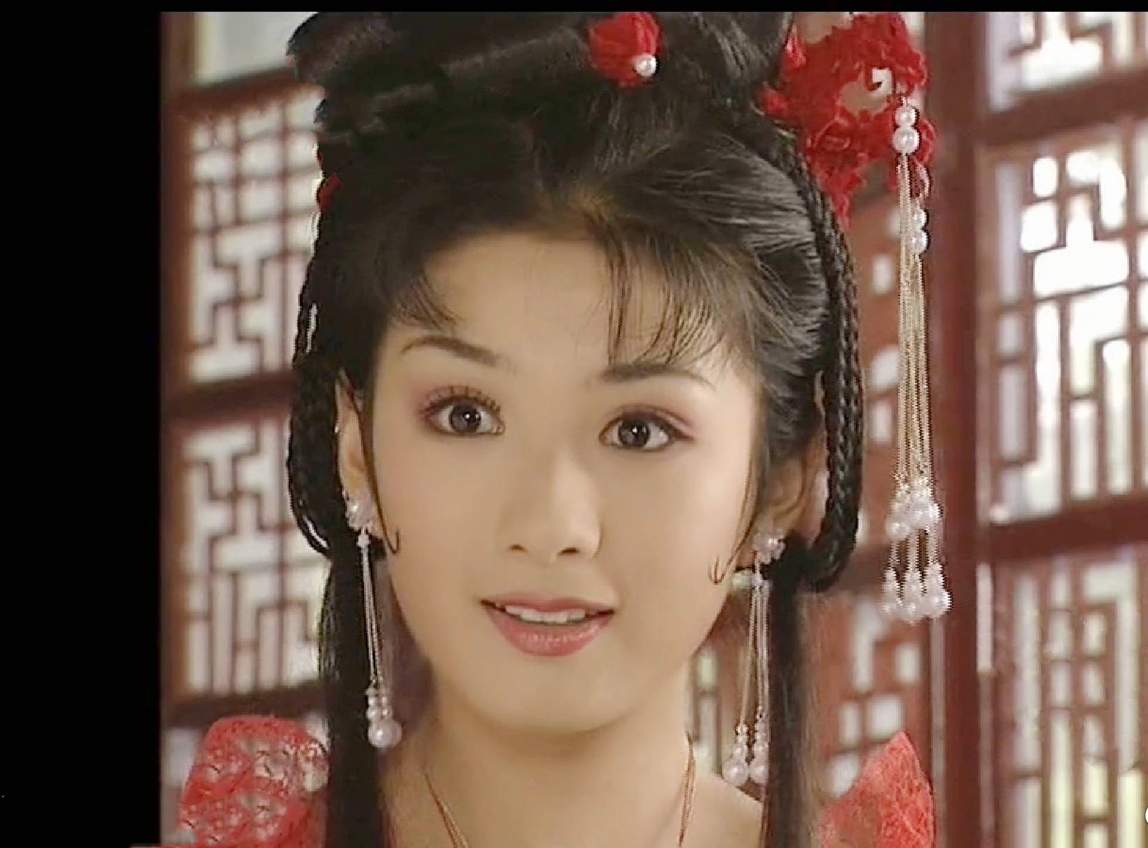 黄奕近几年并没有特别出色的代表作,但这丝毫不影响她在娱乐圈中占有