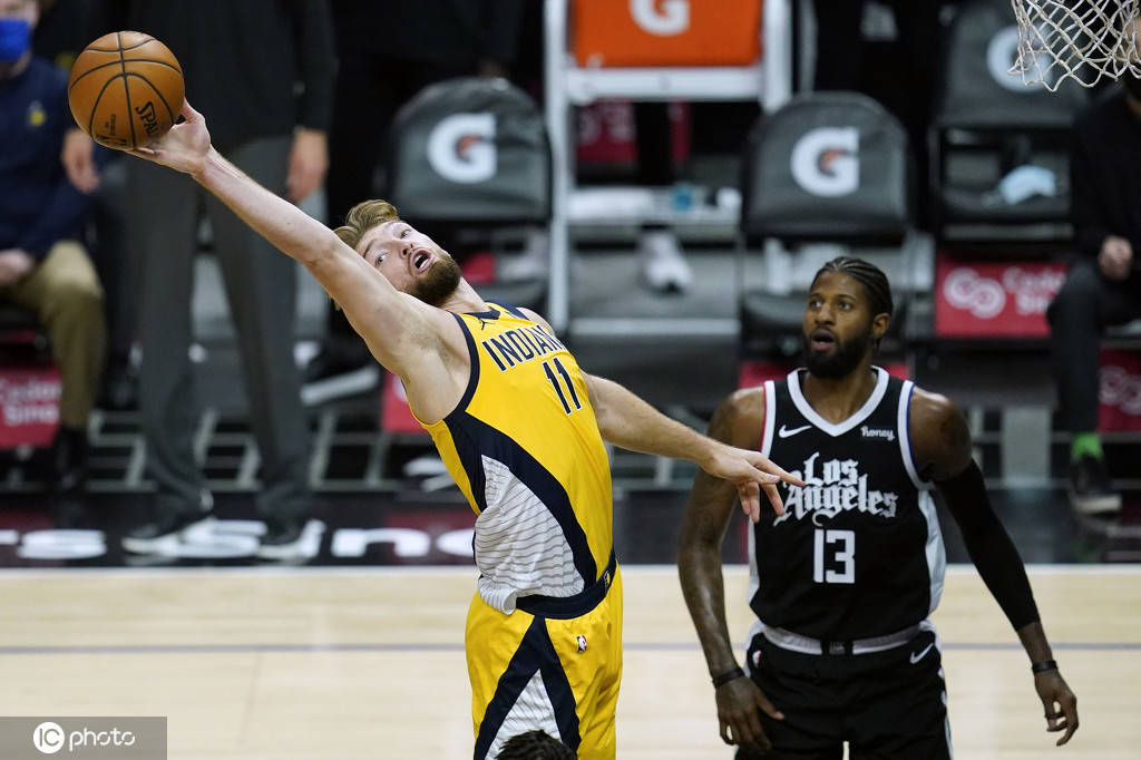 高清图:快船大胜步行者 乔治单手隔人劈扣