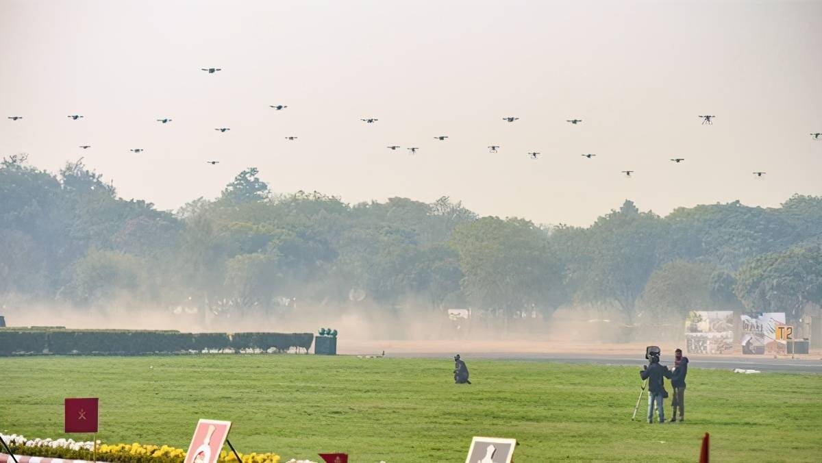 印度也有蜂群无人机,一次起飞75架,这是要山寨大疆搞灯光秀?