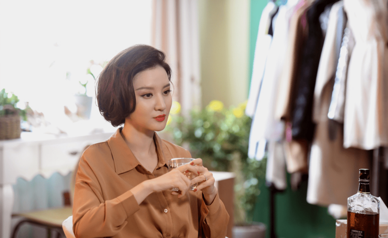 张萌真不愧是女老板,穿一身家居服却有高奢感,一看就不简单