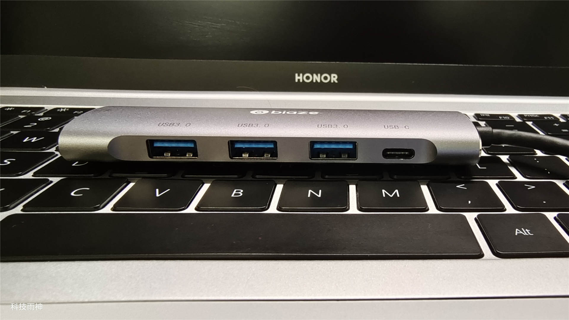 荣耀magicbook玩转屏幕一拖二,2k,4k全体验,痛快_显示器