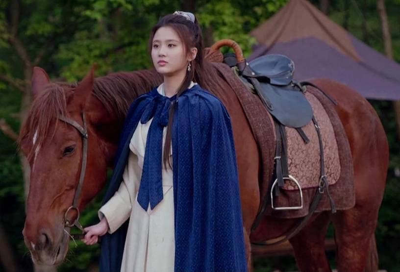 古装剧10位后宫娘娘斗篷造型孙俪大气张予曦红斗篷艳丽赵丽颖白斗篷