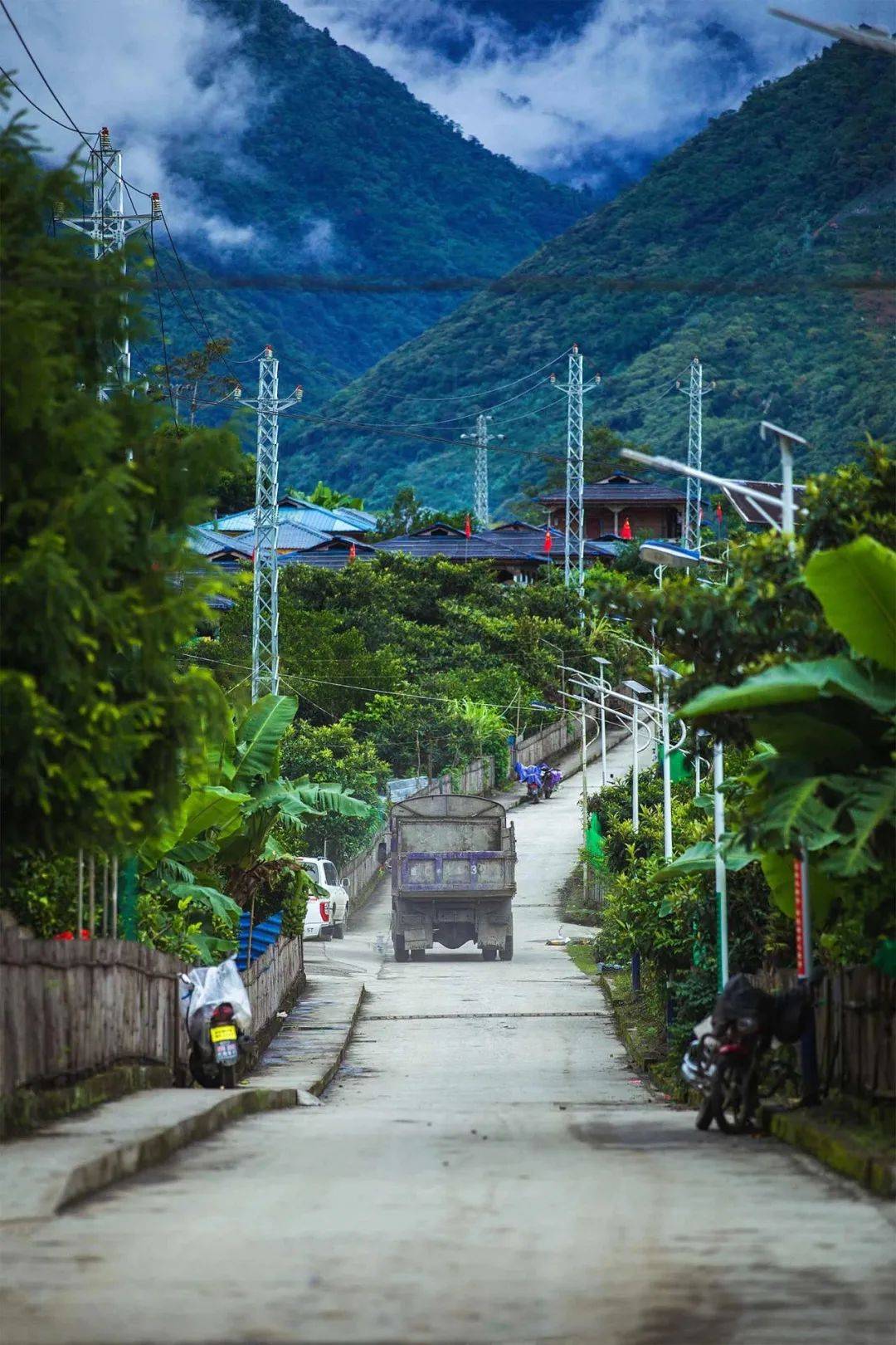 德兴乡即使在冬天也足够温暖造就了墨脱温暖的气候却被嘎隆拉连绵的