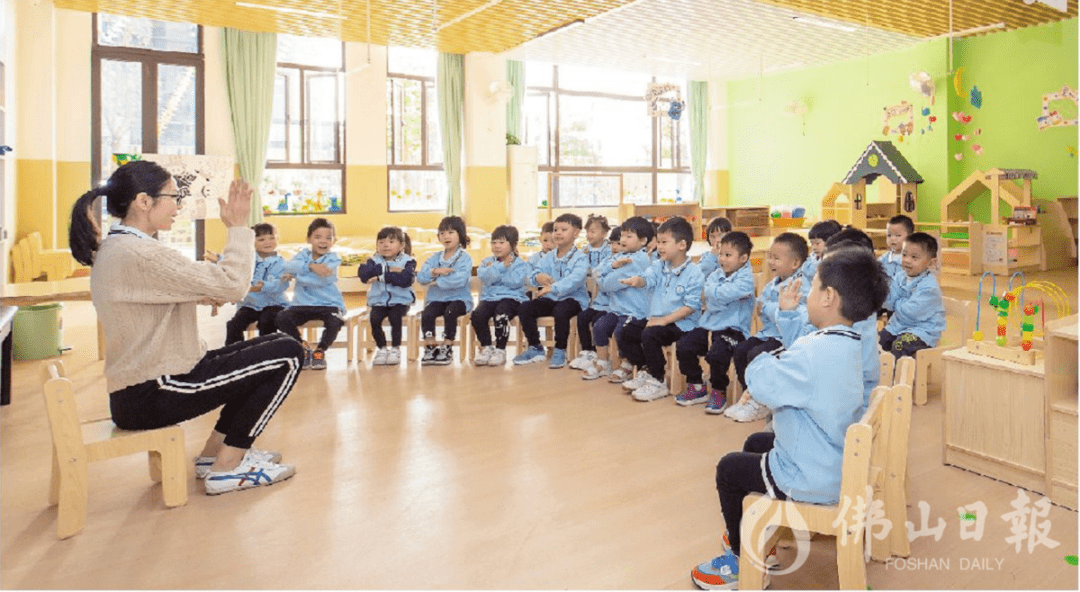 2020年11月3日,三水区云东海中心幼儿园老师在给小朋友们上课.