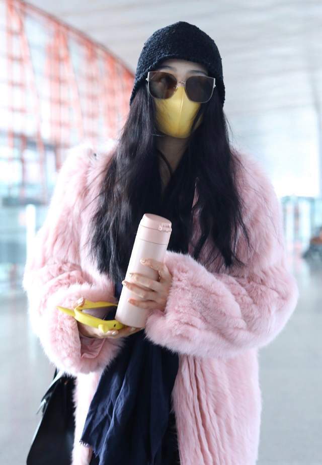 范冰冰年后机场首秀,零下9度光腿穿皮草,霸气对镜头"竖中指"