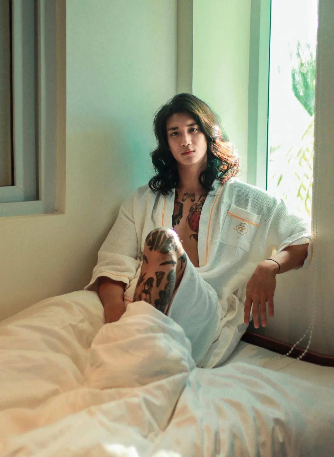 就连并不好驾驭的民族特色服饰,paing穿上也自带