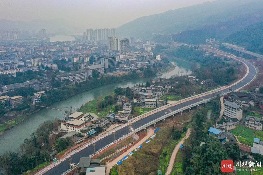 搭建隔音墙……1月19日,雅安南外环西段宛如玉带般沿周公河绵延伸展