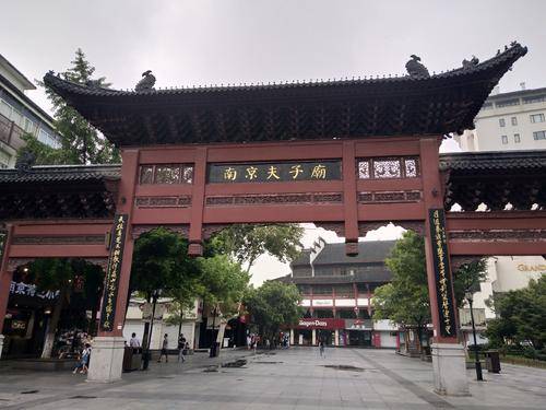 状元楼门口的夫子庙牌坊活动现场,不仅有金管家装饰50多位资深设计师"
