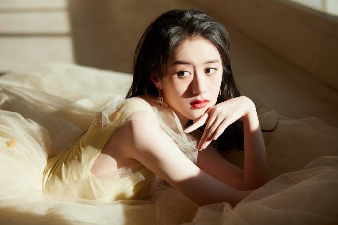 袁冰妍一袭淡黄色薄纱裙清新优雅沐浴在冬日暖阳里温柔迷人