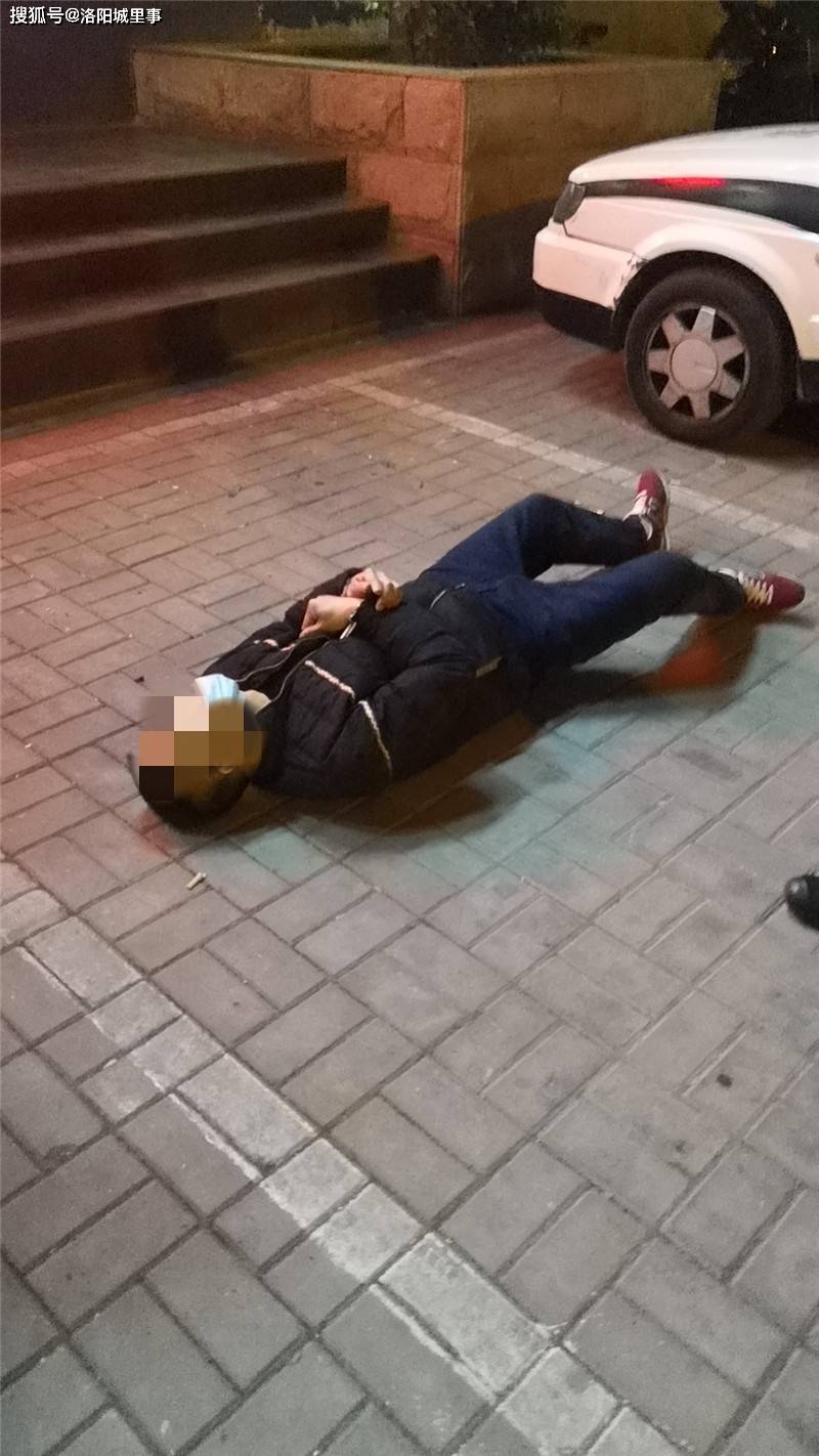 涉嫌吸毒男子在派出所门口装死,企图逃避处罚1月14日21时许,该男子被