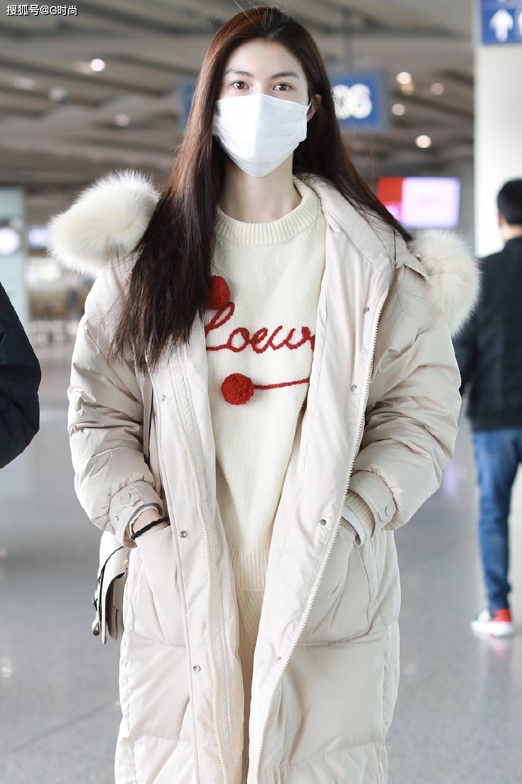 何穗身穿奶油色毛领羽绒服搭配毛球毛衣搭配针织裤