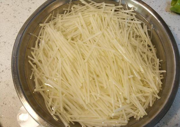 土豆丝怎么切才能切得整齐 8a76de9171b74e29bfe34322533f9dba.jpeg