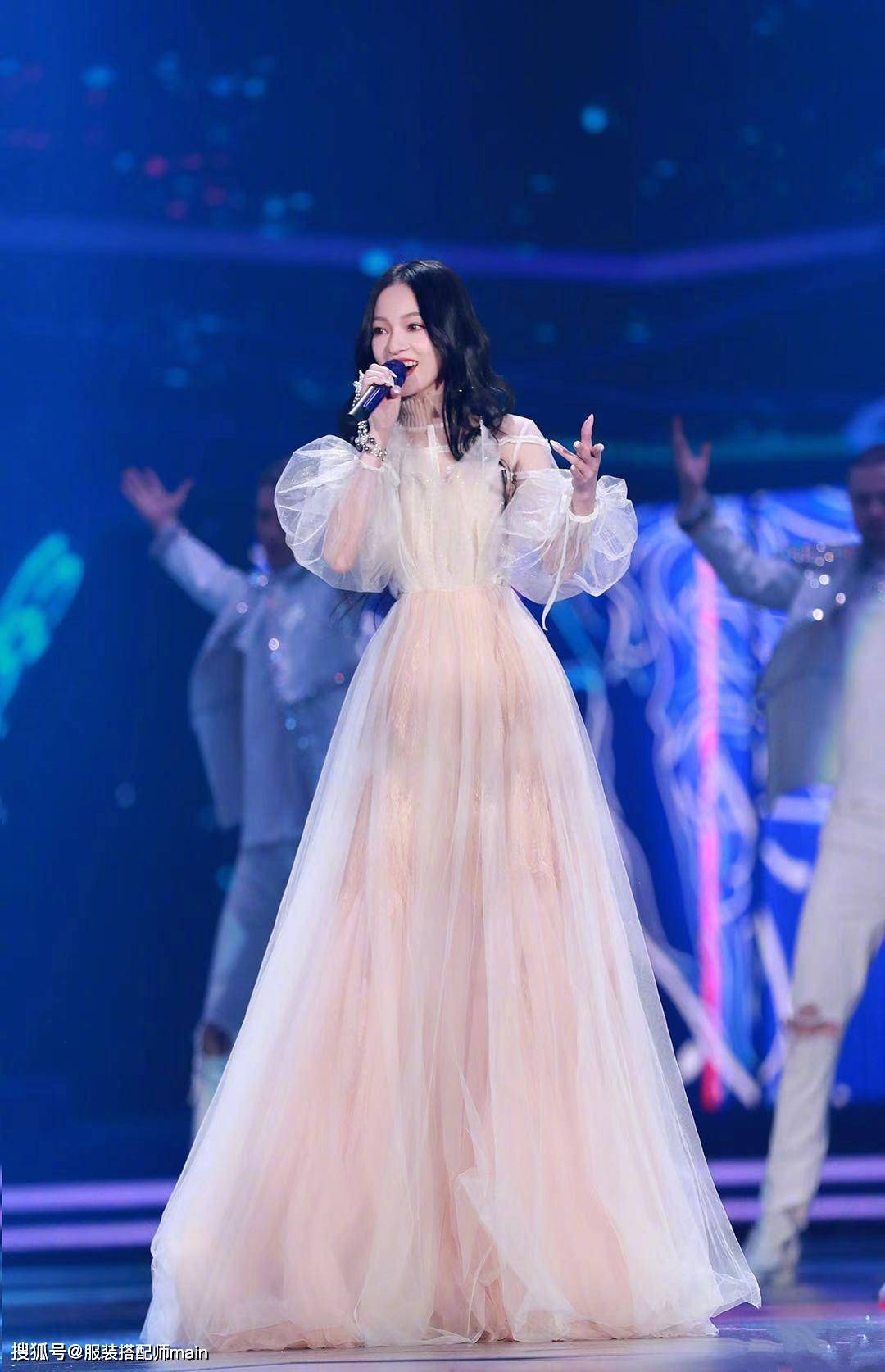 娱乐圈有很多小个子女星,咱们就请 158cm的 张韶涵为我们做 穿搭示范