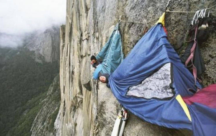 外国最大胆的露营，睡在悬崖绝壁上，网友：怪不得外国人这么少