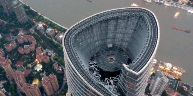 中国632米的第一高楼，楼身扭转120度，遇大风摆动近1米！