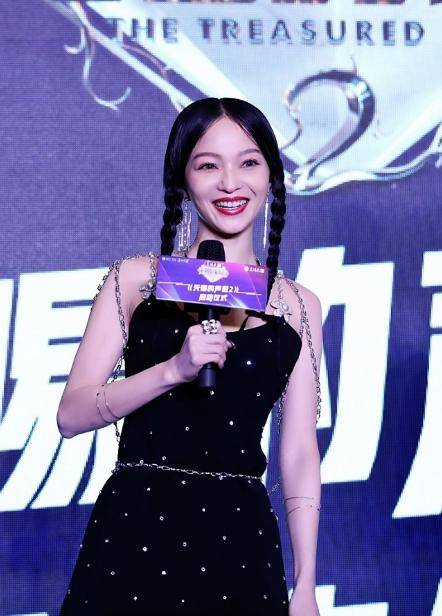 张韶涵个子小但会穿,一袭镶钻小黑裙配双马尾,咋看也不像阿姨辈
