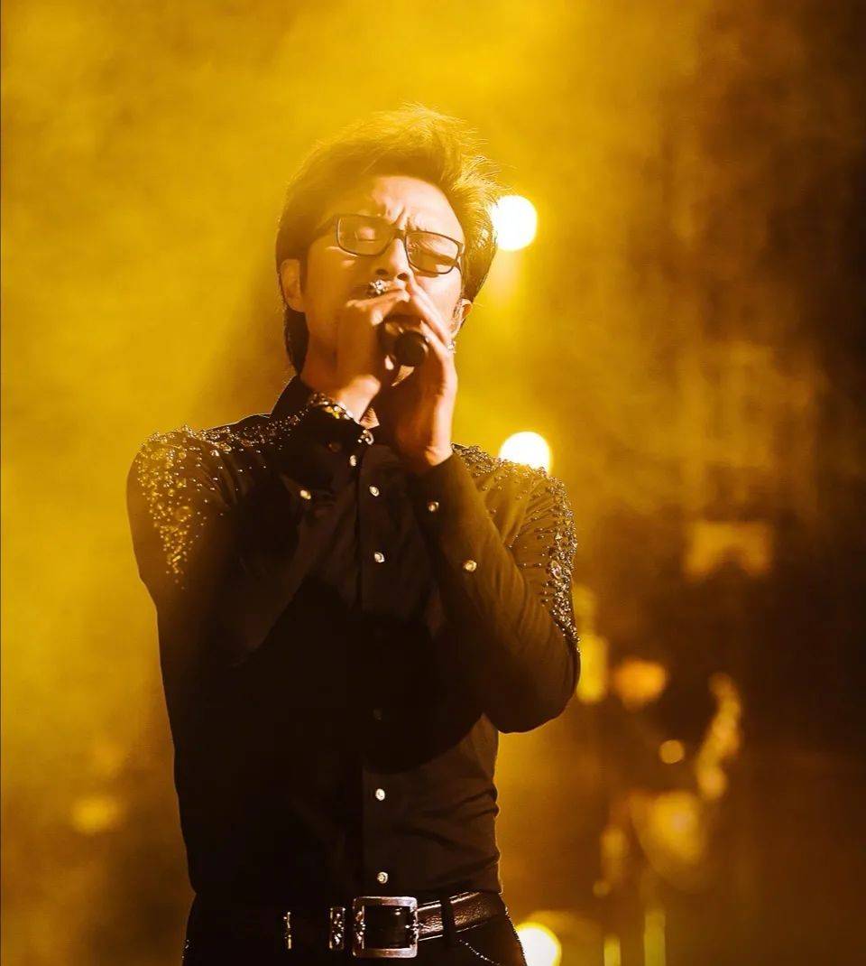 16年前的汪峰有多帅模样青涩发型前卫摇滚范十足