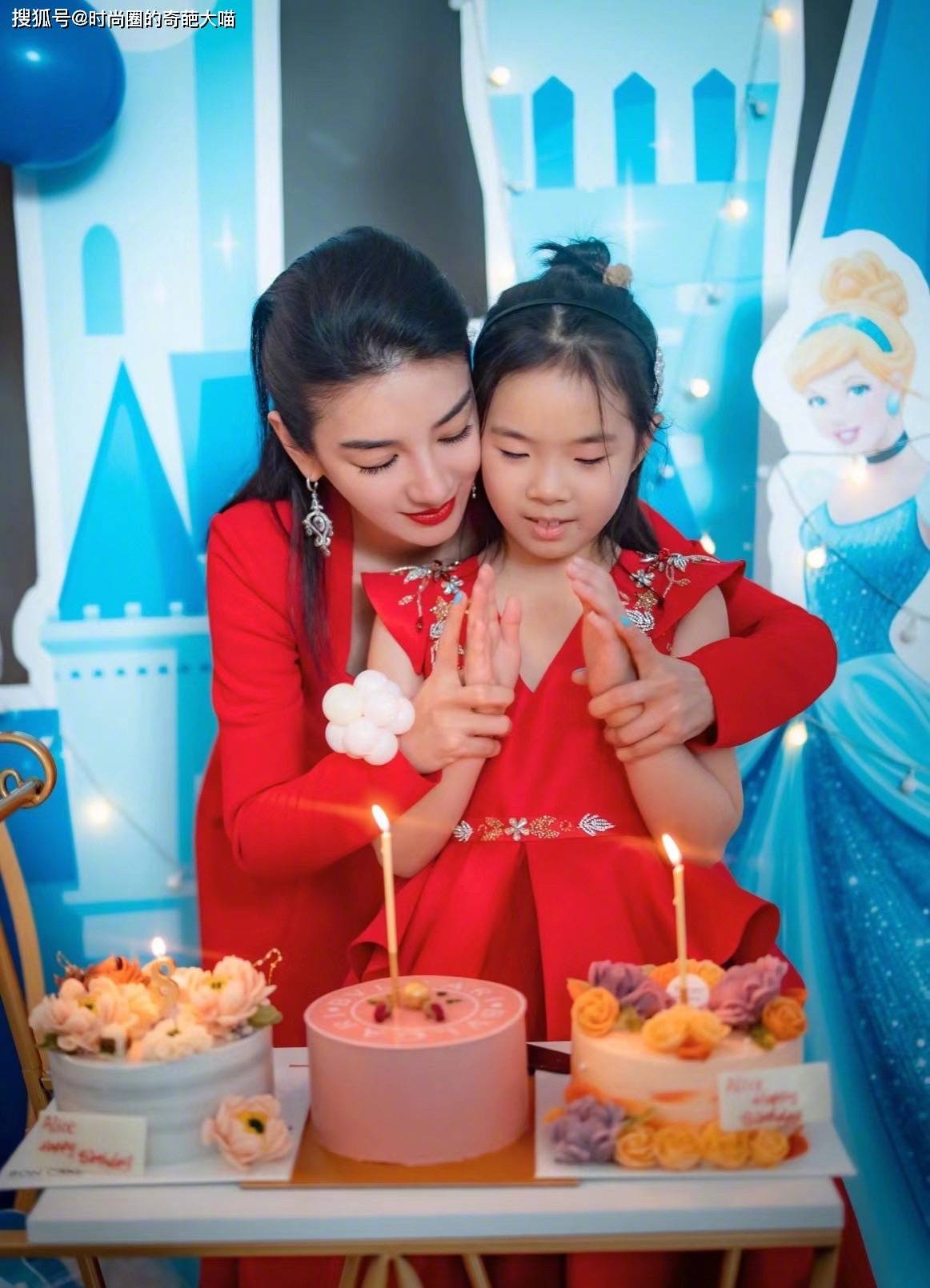 三个精致的蛋糕代表着她对女儿的宠爱