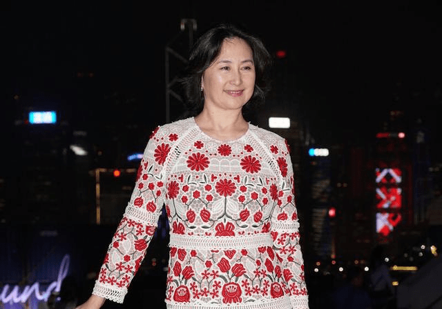 何超琼穿碎花蕾丝裙胖的没腰依然很自信骨子里的贵族气质