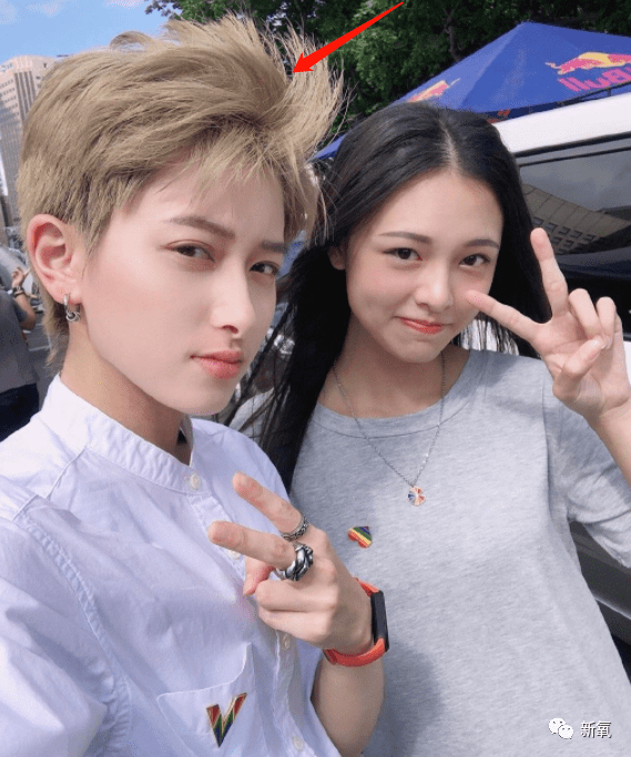 剧中她饰演的徐令娜是一个花痴妹纸,为了能让自己的"偶像"单寒飞中侣