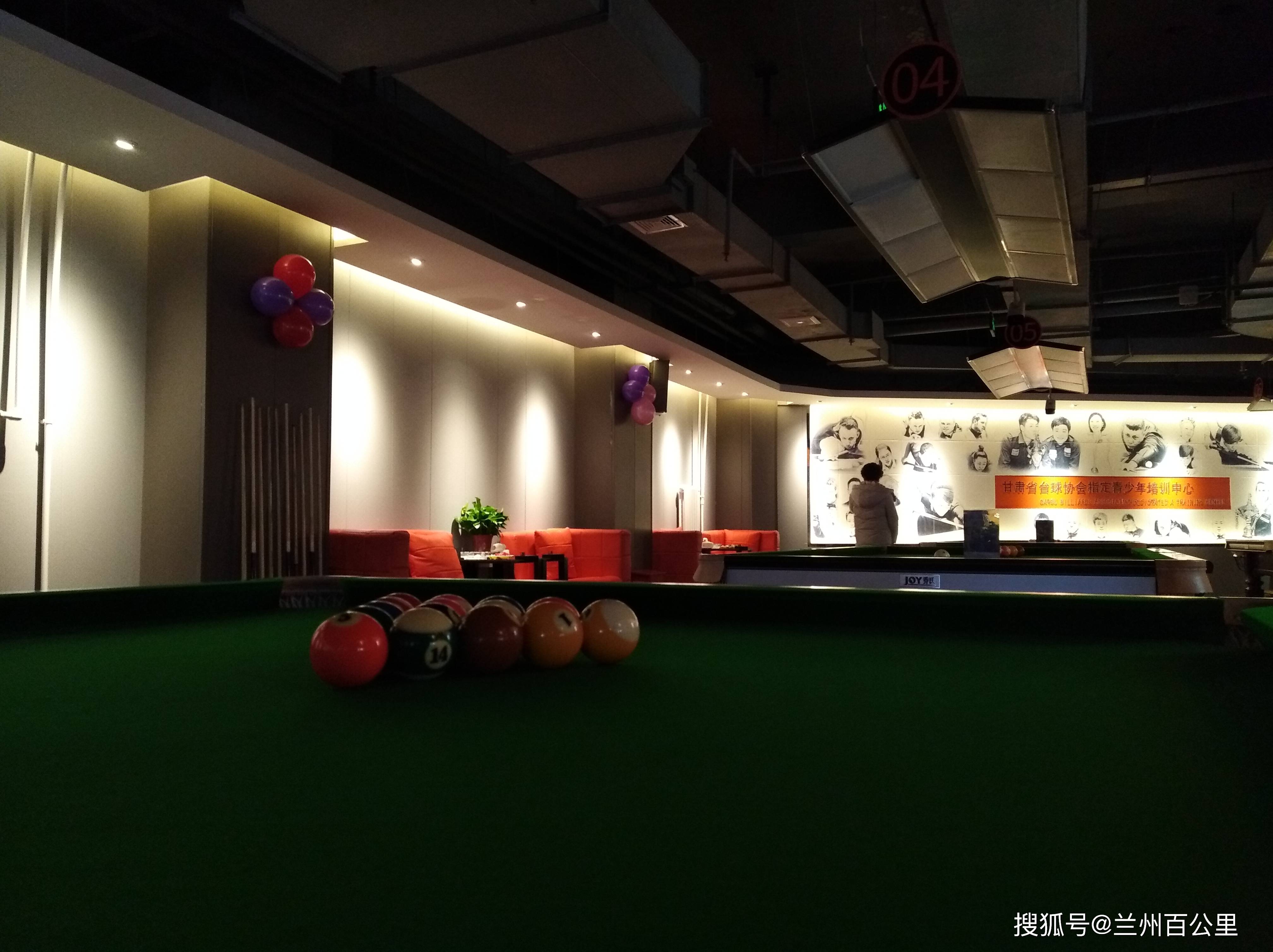 兰州兰贝台球俱乐部开业 靓丽助教与球友切磋引人关注