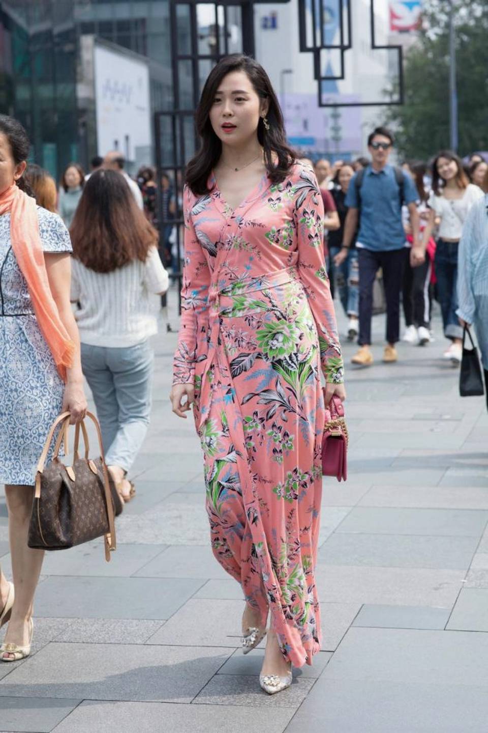 路人街拍美女穿拼接镂空纱裙看起来设计感十足