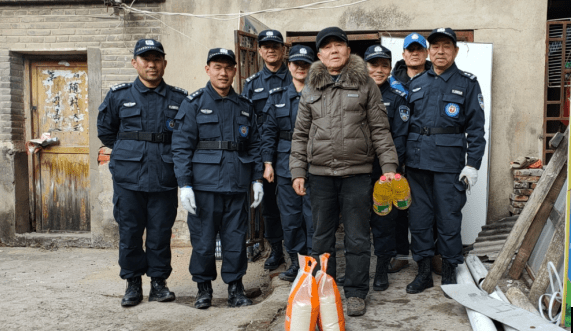 宿州市泗县江淮义警为低保户翻修加固危房