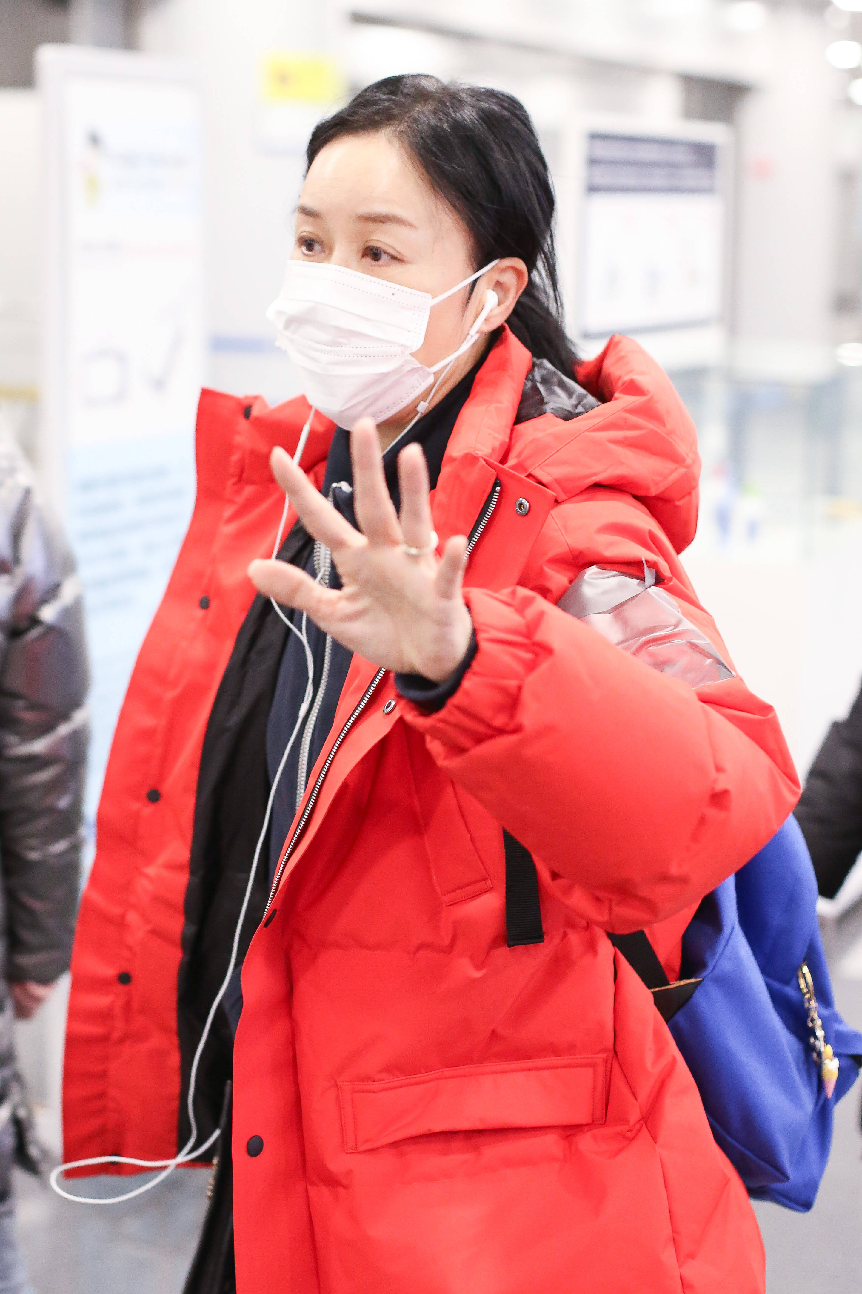 1/ 12 2021年1月21日,北京,那英现身机场.