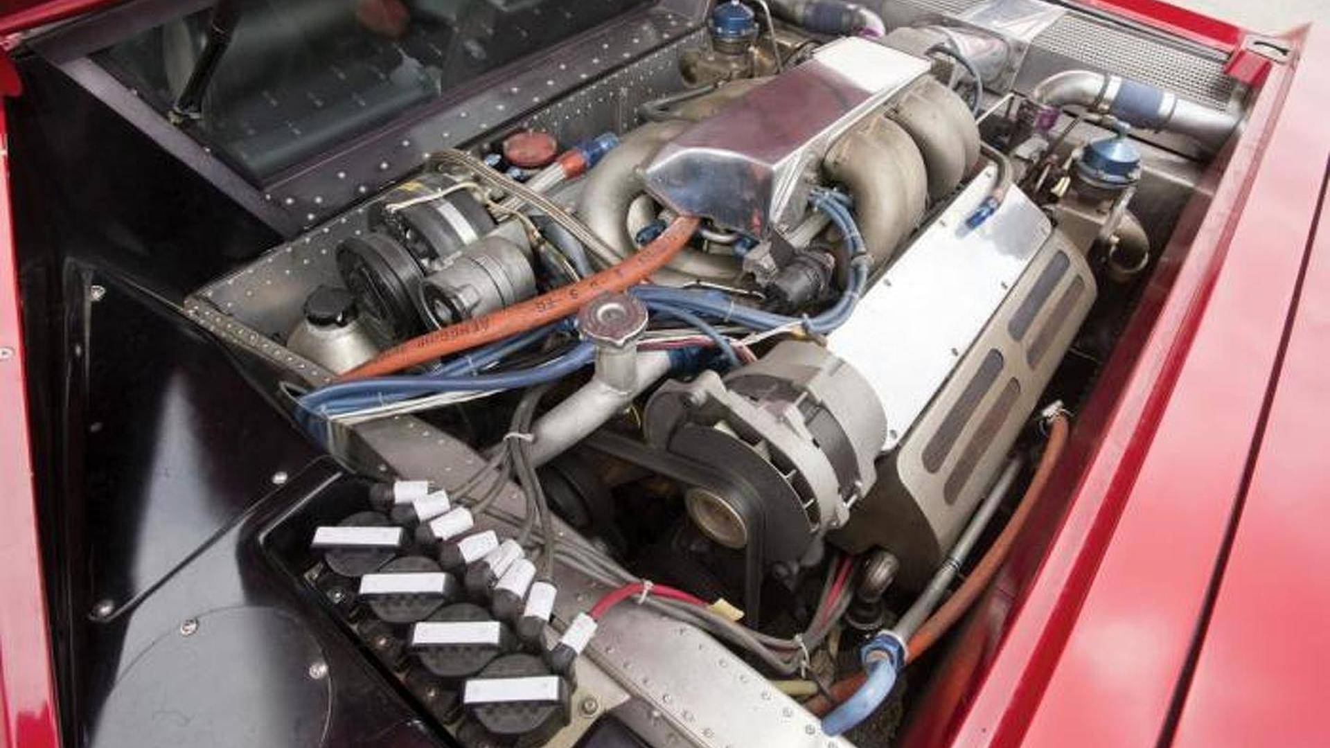 vector一共仅生产了17台市售版本和2台原型车,后被印尼公司megatech