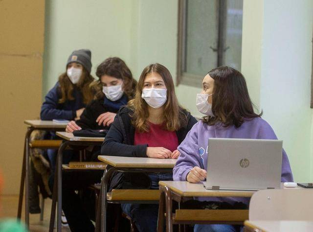 意大利学生占领学校，教室中上课抗议远程学习 图2