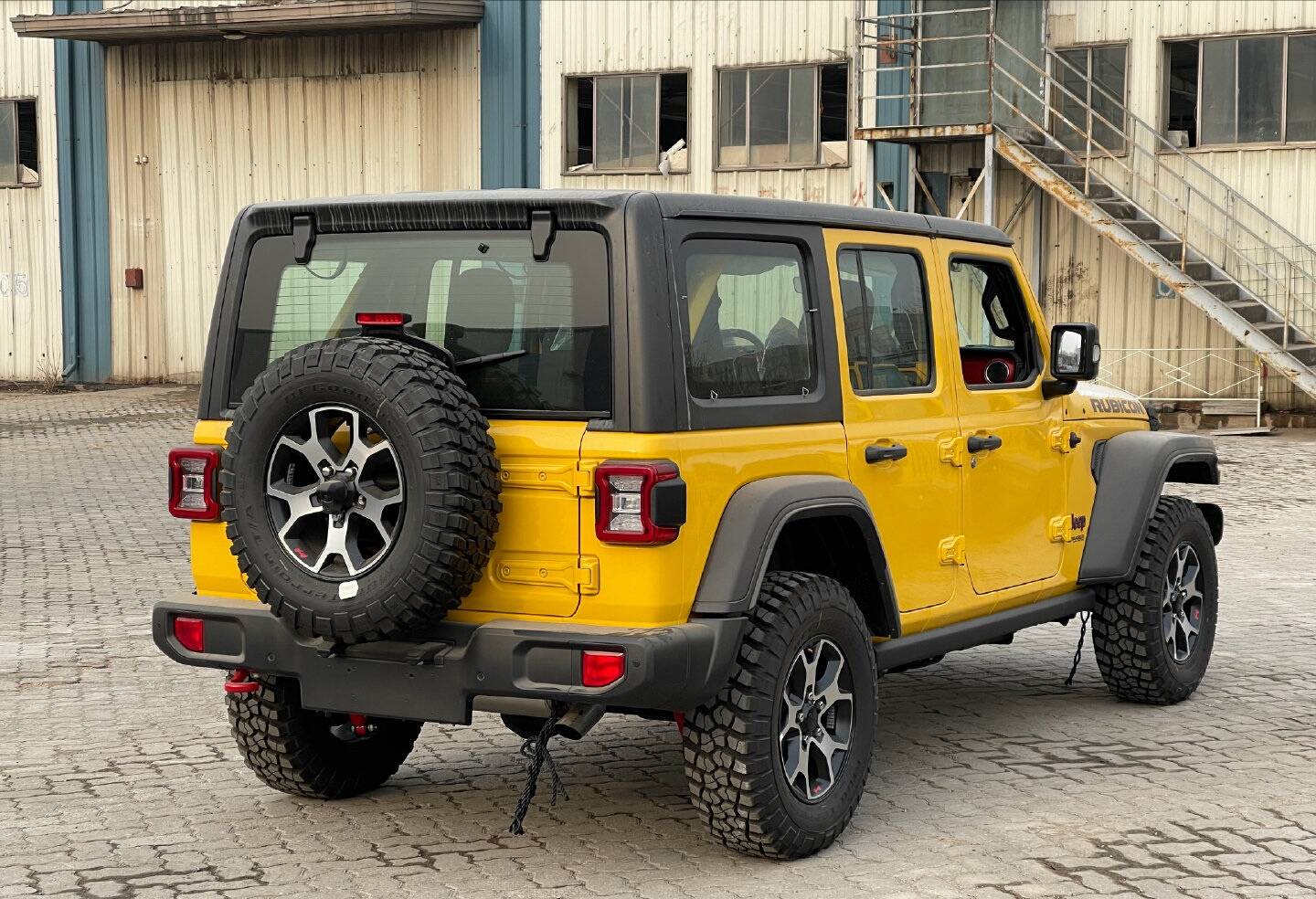 大批新款jeep牧马人亮相20t超级四驱时尚外观比卫士还帅气