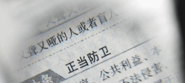 女人口亲_杭州女子耍酒疯被带走,途中狠咬了民警一口,竟还狡辩:我在亲他