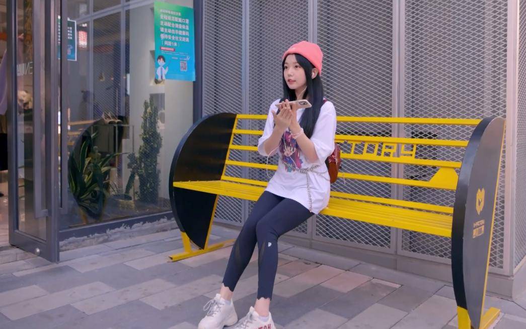 b站欣小萌真敬业大冷天穿裙子上天台跳舞求地板视角