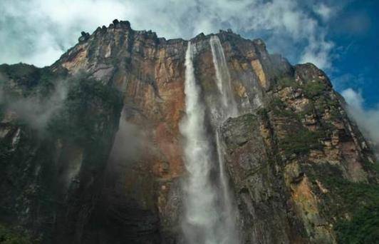 世界上最高的瀑布，凭借979米的高度差，造就瀑布史上的最新纪录