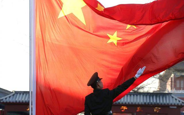 北京最受欢迎的景点是天安门，每天吸引上万人围观看升旗仪式