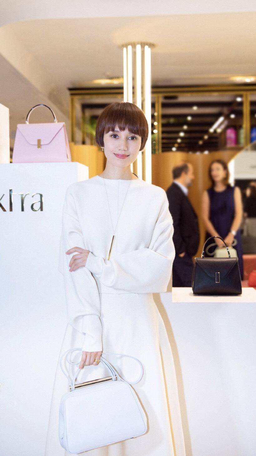 原创袁泉把"熟女"气质感完美诠释!穿白色连衣裙高贵优雅,气场十足