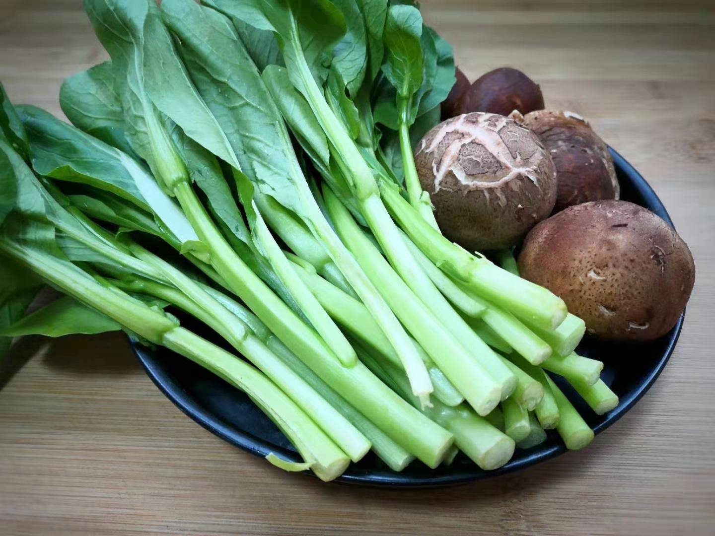 2,菜心掰开洗干净,滤干水分切成段,菜心叶子和菜杆分开切好,装入盘中