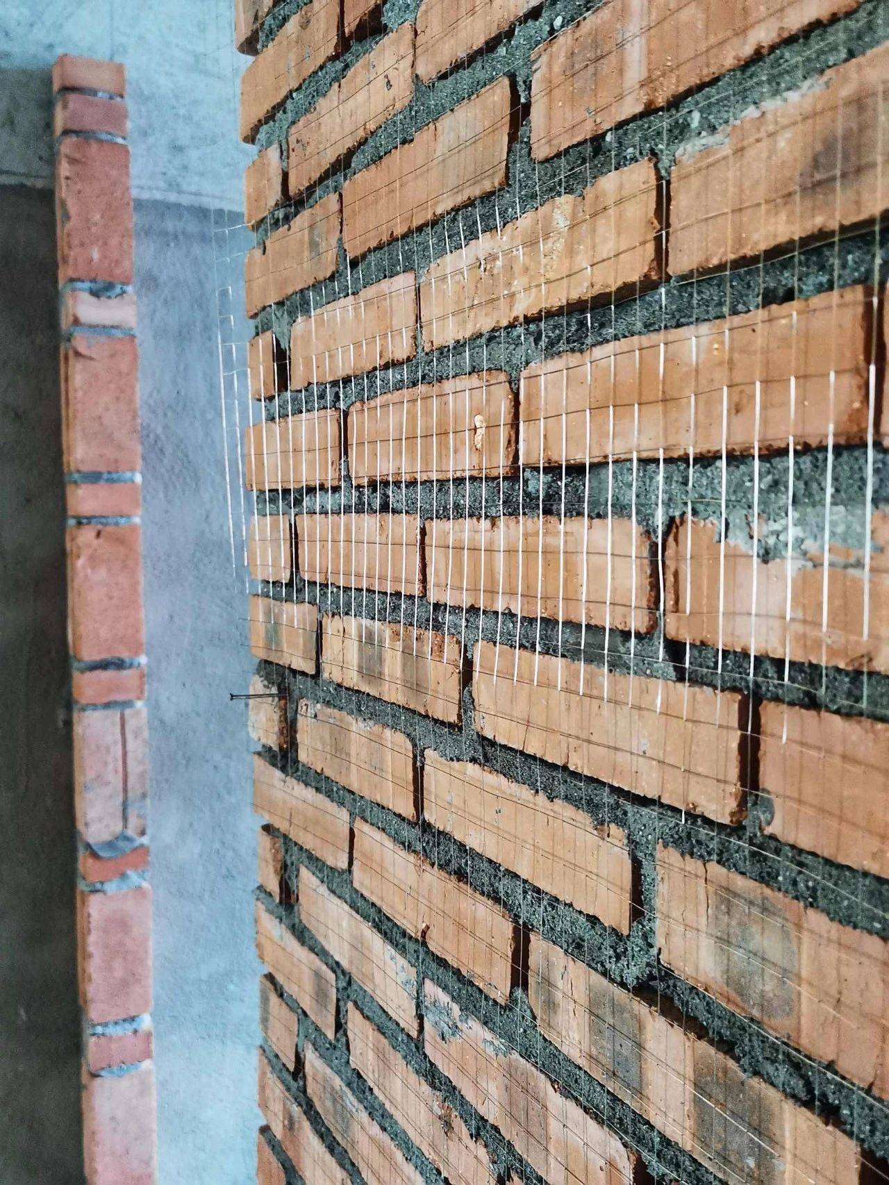 同时 ,新砌的墙体也是需要挂网的,一方面可以减少热胀冷缩对墙体的