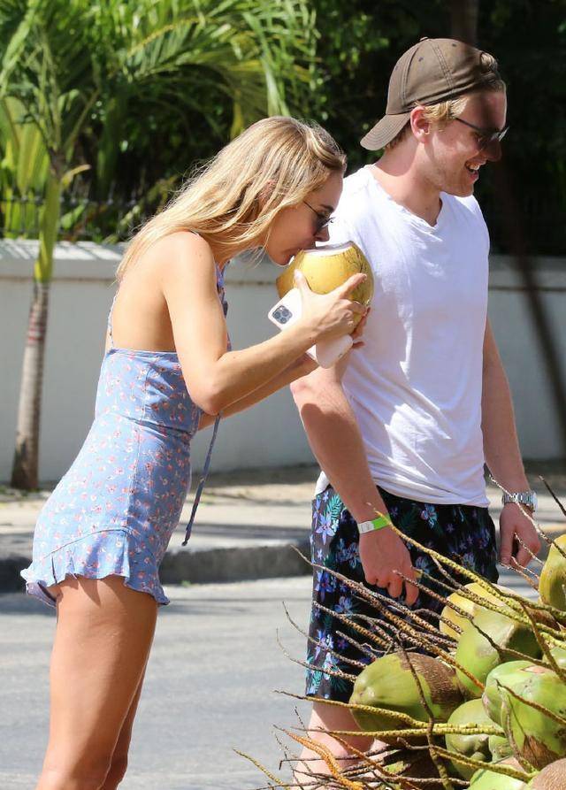 金伯利加纳穿比基尼与男友秀恩爱黄金比例身材和事业线太惹眼