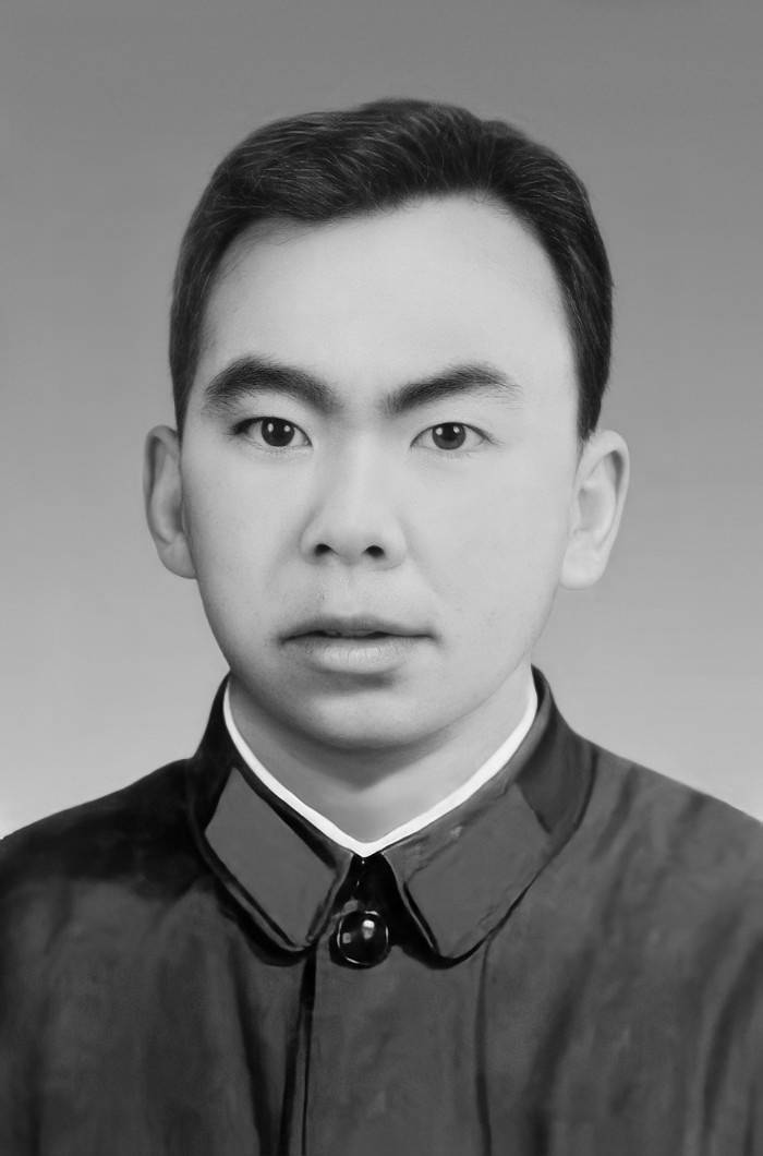 网友父亲老照片修复,每个男人都有军人情结,一身戎装的照片值得铭记