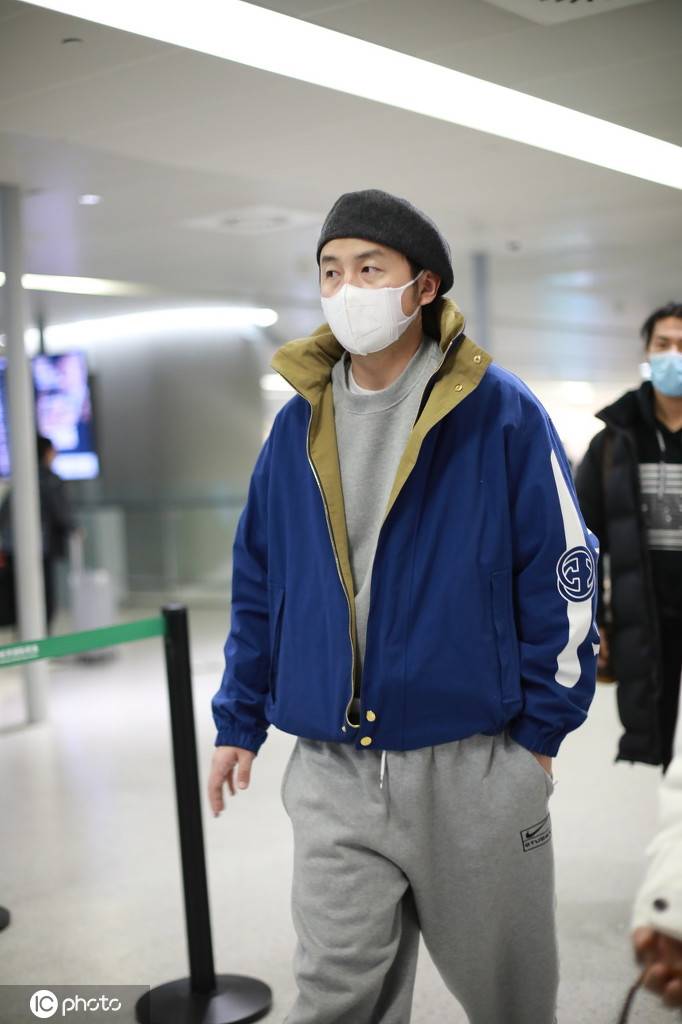 雷佳音戴鸭舌帽 蓝色的运动装外套酷劲十足