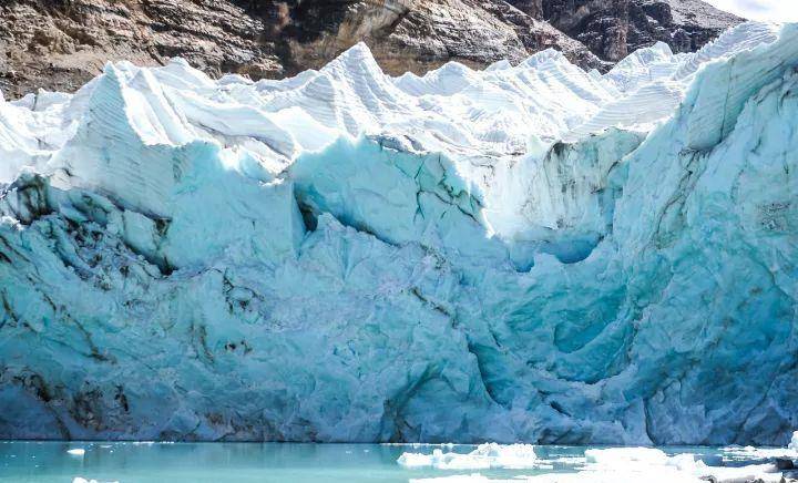 西藏隐藏着一座冰川，冰是蓝色的，唯美如画，一路景色美到爆！