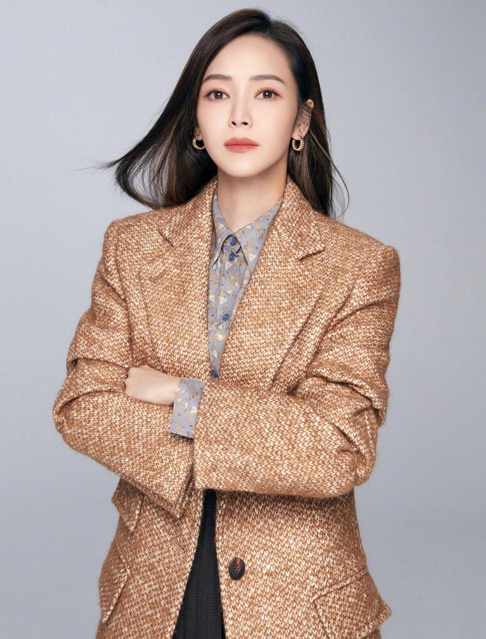 侯佩岑结婚后更美了!穿西装配粉色毛衣简约干练,网友:又飒又美