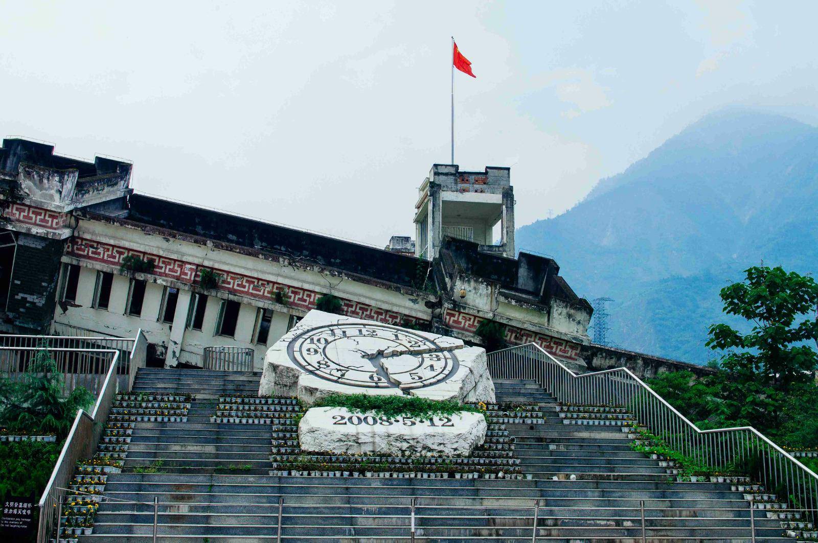 快讯:导游怒怼参观汶川地震遗址嬉笑游客 获网友点赞