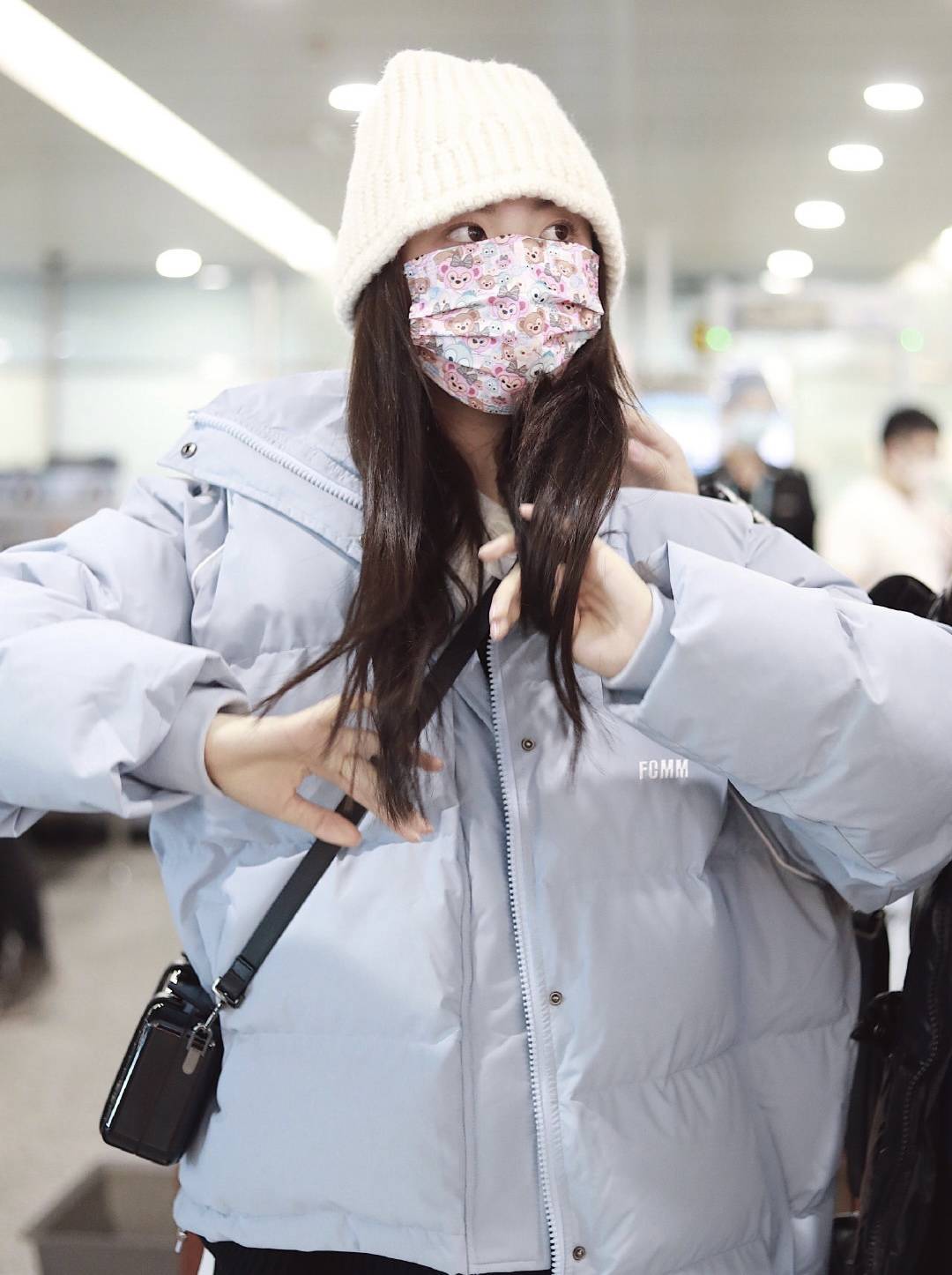 杨超越的冬季穿搭开挂了蓝色羽绒服配破洞裤看起来超甜美