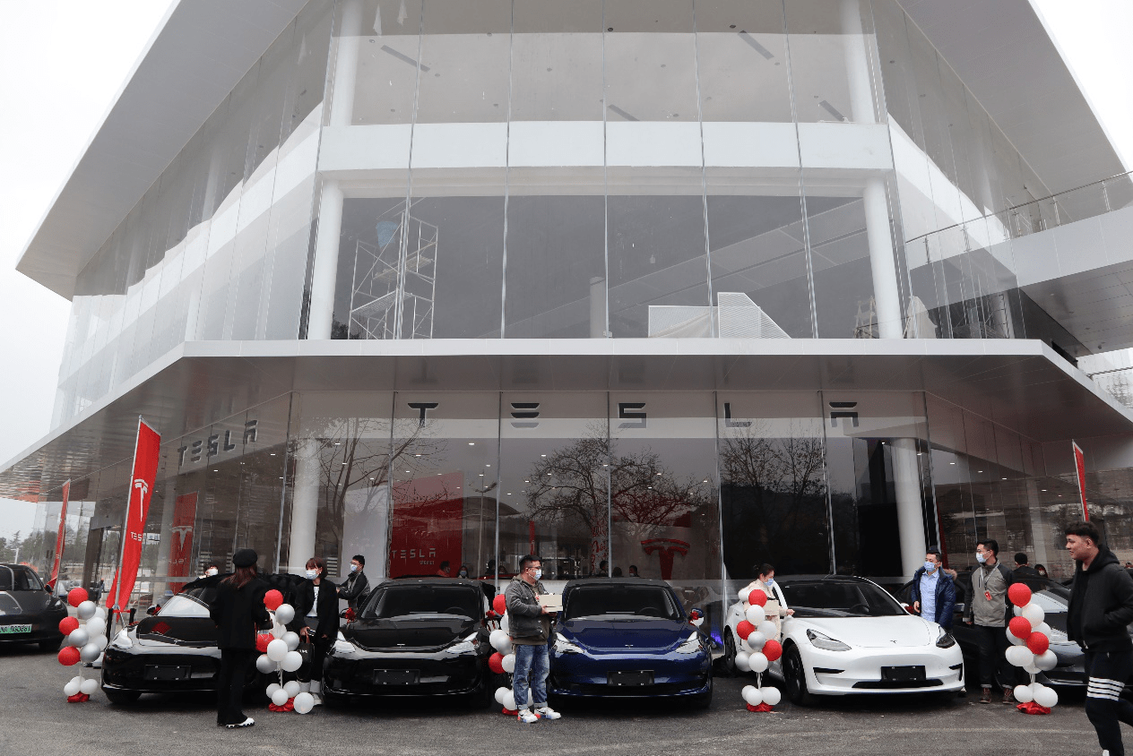 开业当天,贵阳观山湖特斯拉中心举行了中国制造全新model 3交付仪式