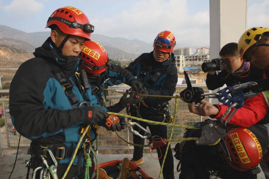 雲南舉辦首屆山地救援技術交流賽_山嶽